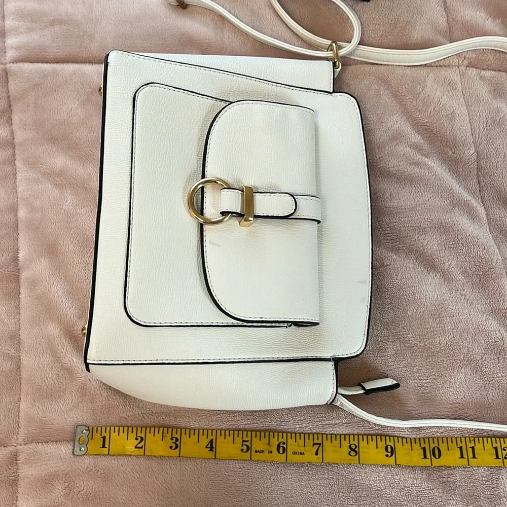 Crossbody purse white gold tone accents & feet long adjustable strap textured